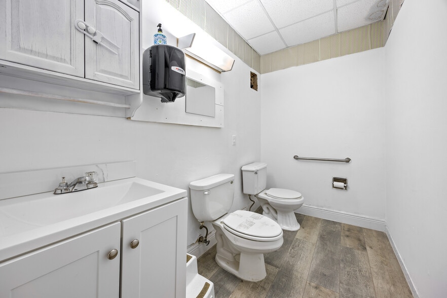 More Photos Of 9610-9632 Fontainebleau Blvd, Miami Storefront Retail Office For Sale