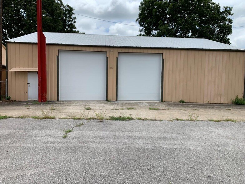 More Photos Of 177 S Pence St, East Alton Warehouse For Lease