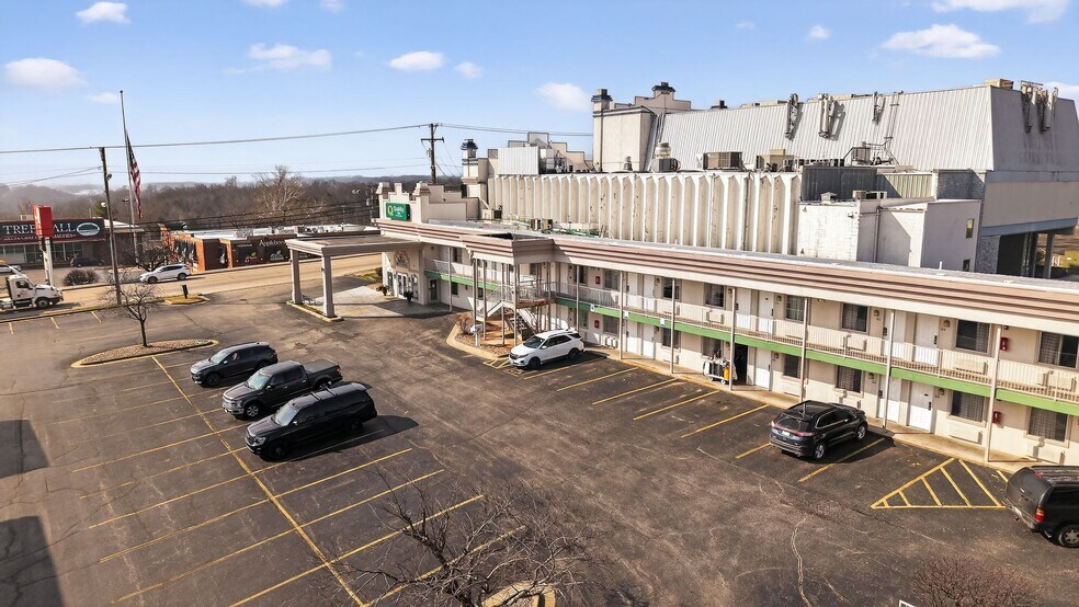 Primary Photo Of 1835 W Highway 76, Branson Hotel For Sale