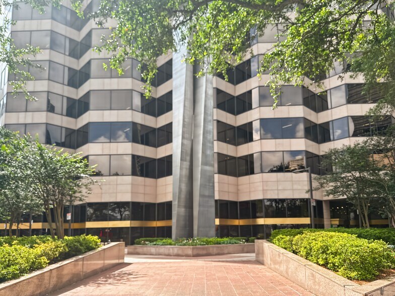 More Photos Of 1100 Poydras St, New Orleans Coworking Space