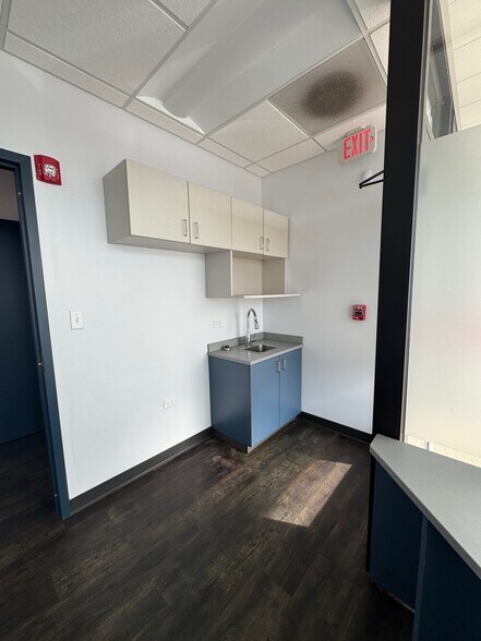 More Photos Of 4950-5020 W Dempster St, Skokie Unknown For Lease