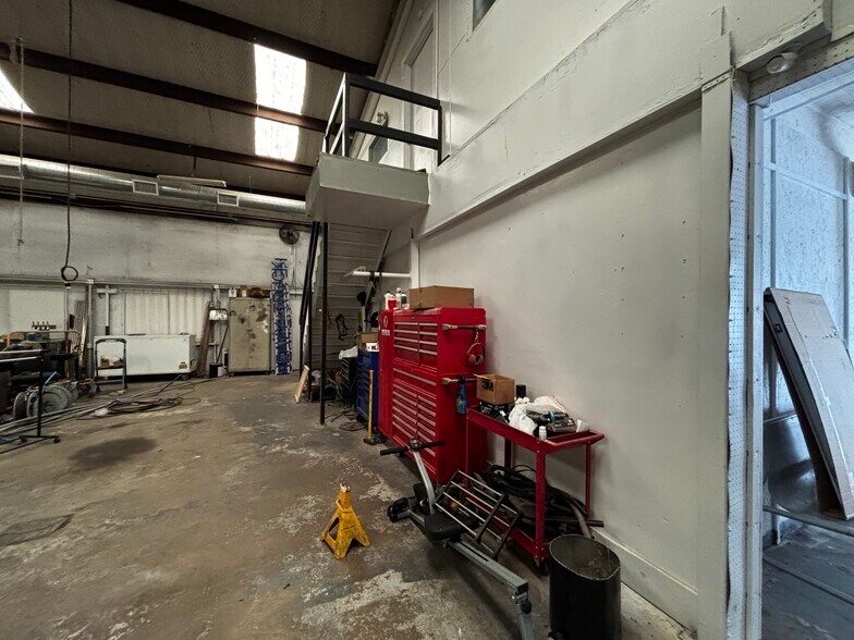More Photos Of 700 S Stemmons Fwy, Sanger Flex For Lease