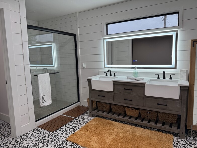 More Photos Of 112 N Avenue A, Humble Light Distribution For Sale