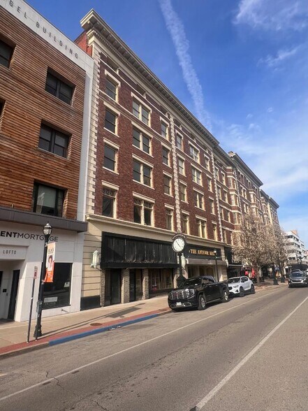 More Photos Of 922 4th Ave, Huntington Flex For Sale