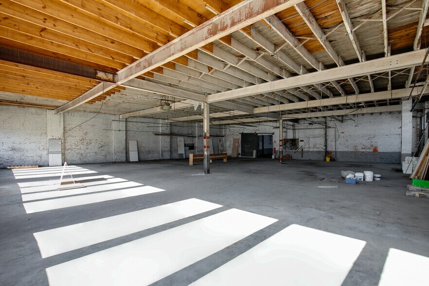 More Photos Of 113 W Bank St, Petersburg Warehouse For Sale