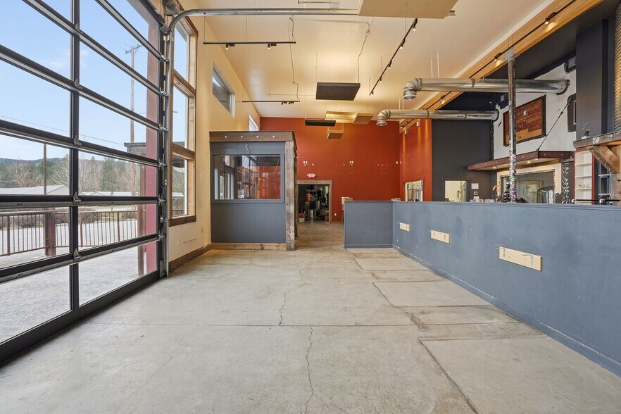 More Photos Of 4110 S Bowdish Rd, Spokane Light Distribution For Lease