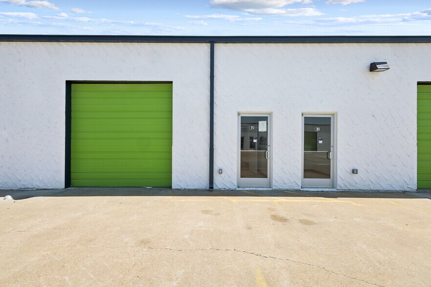 More Photos Of 1105 Colorado Ln, Arlington Unknown For Lease