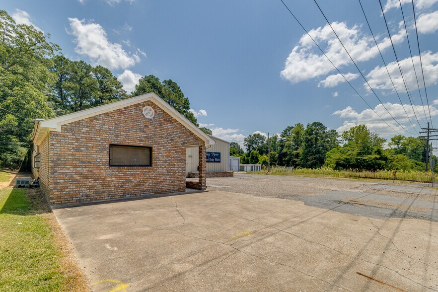 More Photos Of 805 Elm St, Bastrop Distribution For Sale