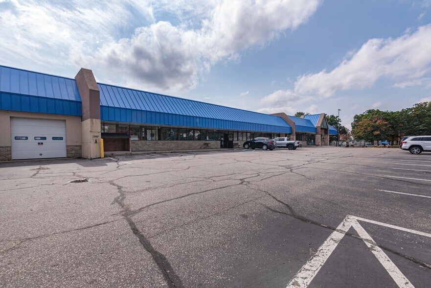 More Photos Of 802 Broadway, Wisconsin Dells Storefront Retail Office For Sale