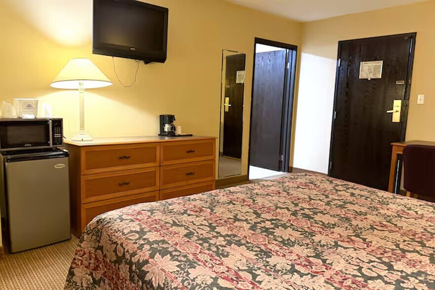 More Photos Of 606 E Lincoln Blvd, Hesston Hotel For Sale