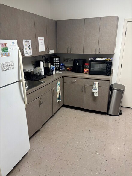 More Photos Of 1949 Commonwealth Ln, Tallahassee Office For Sale