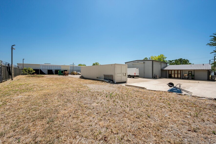 More Photos Of 2655 Myrtle Springs Ave, Dallas Light Manufacturing For Sale