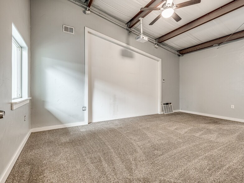 More Photos Of 6355 Boucher Dr, Edmond Showroom For Lease