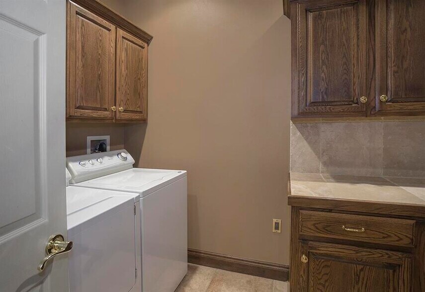 More Photos Of 1760 W Lakeview Rd, Stillwater Office For Sale