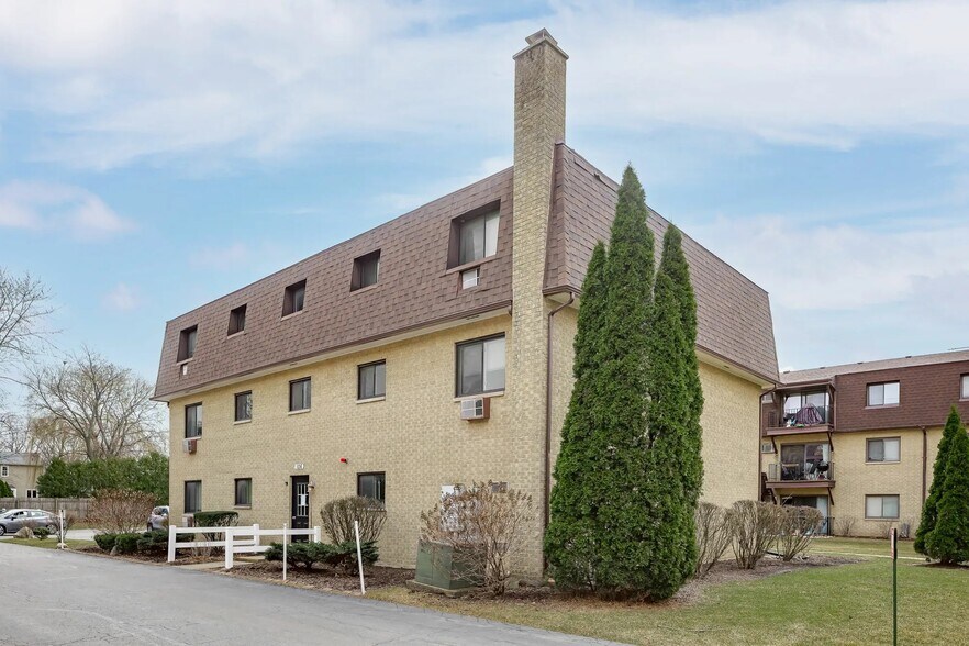 More Photos Of 106 Olesen Dr, Naperville Apartments For Sale