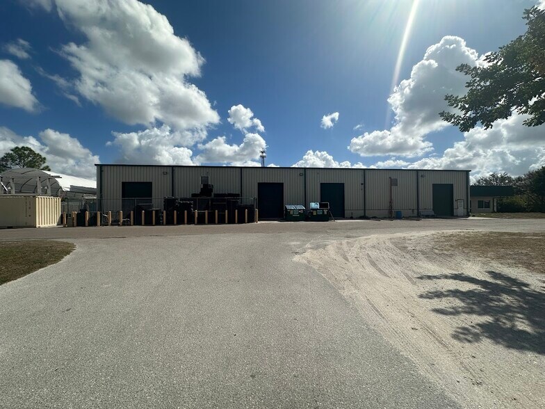 More Photos Of 7904 Interstate Ct, North Fort Myers Warehouse For Lease