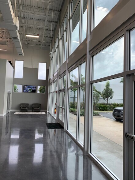 More Photos Of 1107 Wallace Dr, Delray Beach Showroom For Sale