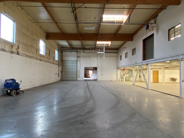 More Photos Of 10189 SW Avery St, Tualatin Manufacturing For Lease