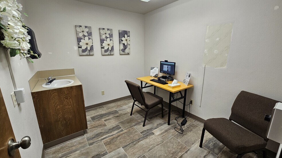 More Photos Of 1106 Douglas St, Longview Medical For Lease