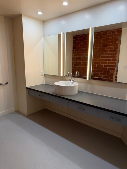 More Photos Of 2558 Overland Ave, Los Angeles Office For Lease