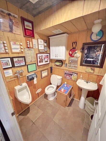 More Photos Of 413 W Broadway St, Hollis Hotel For Sale