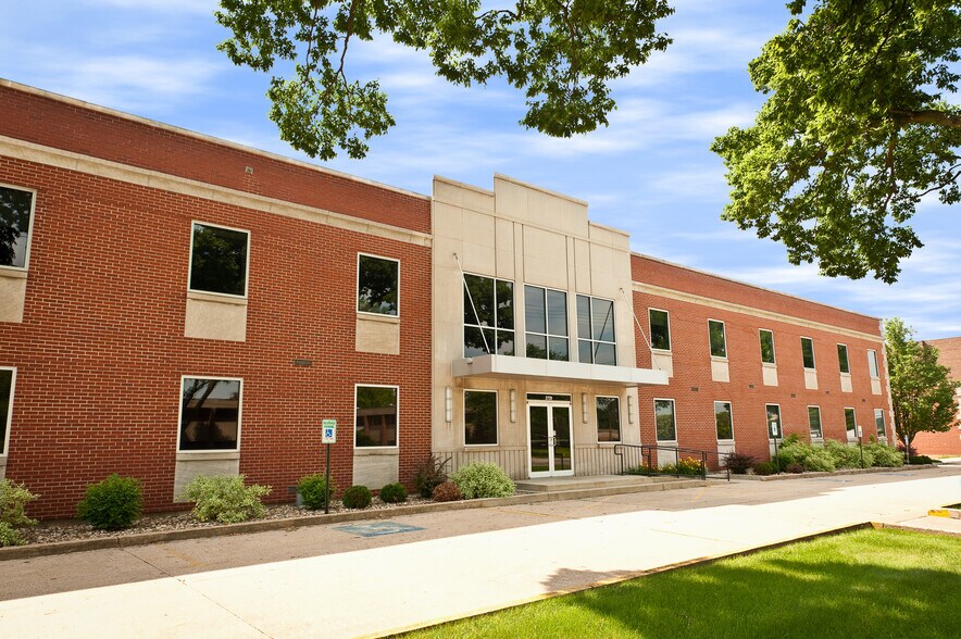 More Photos Of 2720 1st Ave NE, Cedar Rapids Office For Lease