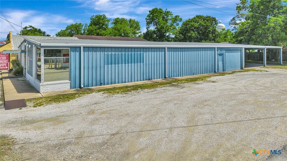More Photos Of 306 N Wells St, Edna Office For Sale