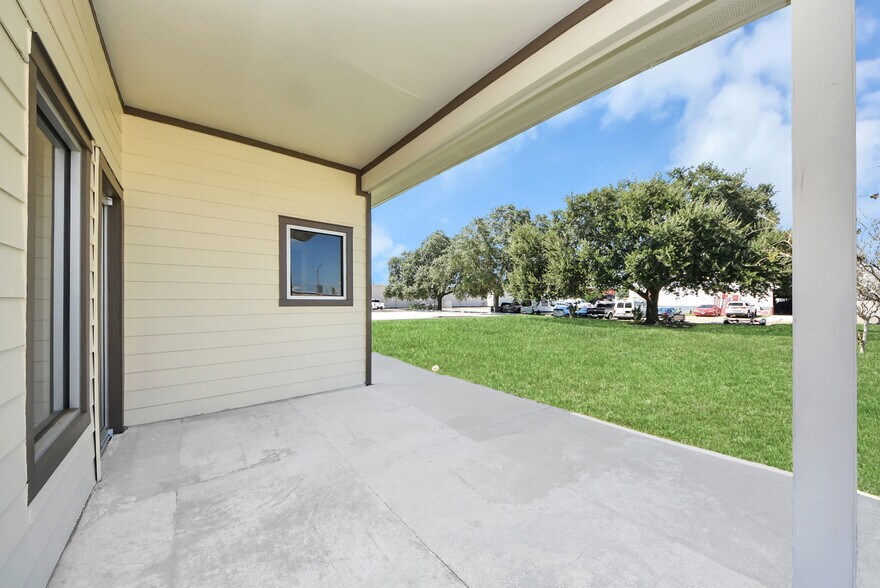 More Photos Of 1563 Live Oak St, Webster Office For Sale