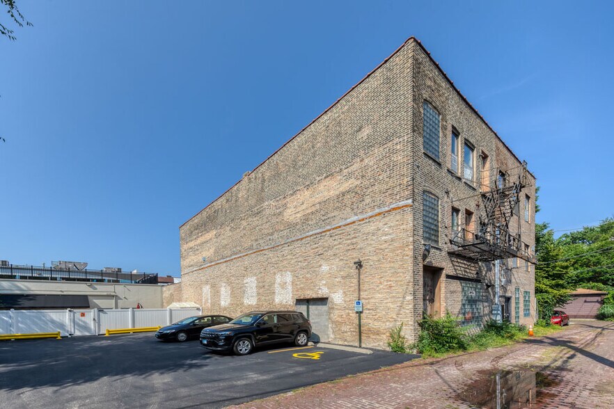 More Photos Of 2125 W North Ave, Chicago Storefront Retail Office For Lease
