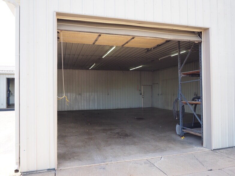 More Photos Of 9430 N Karen Dr, Mooresville Light Distribution For Lease