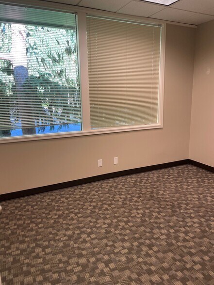 More Photos Of 300 NE Gilman Blvd, Issaquah Office For Sale