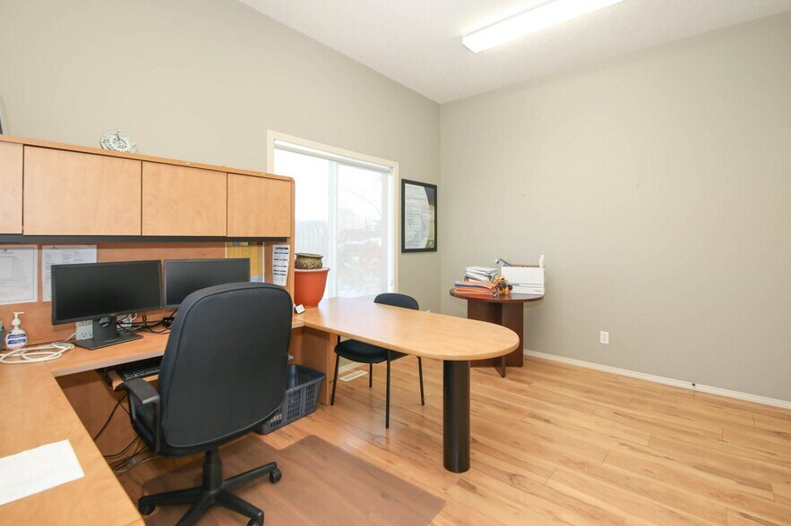More Photos Of 5209 49A Ave, Bentley Office For Sale