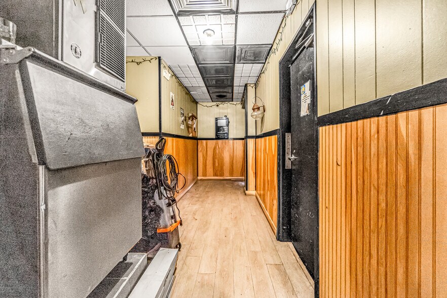 More Photos Of 192 Pine St, Bristol Restaurant For Sale