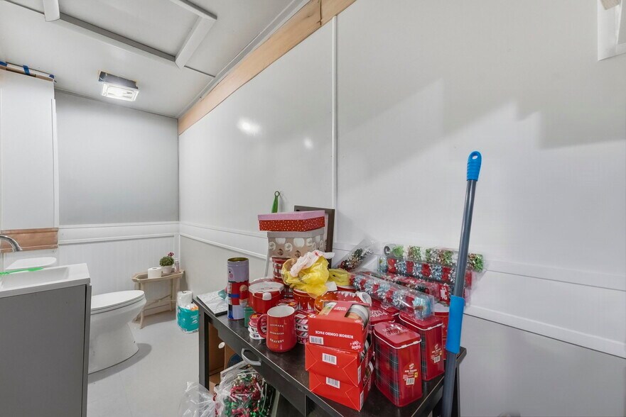 More Photos Of 115 E King St, Garrett General Retail For Sale