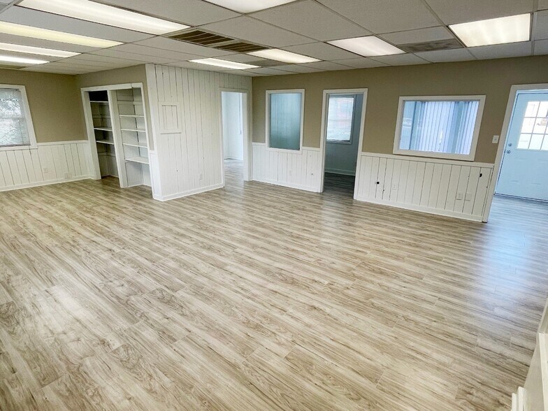 More Photos Of 810 Center St, Apex Warehouse For Lease