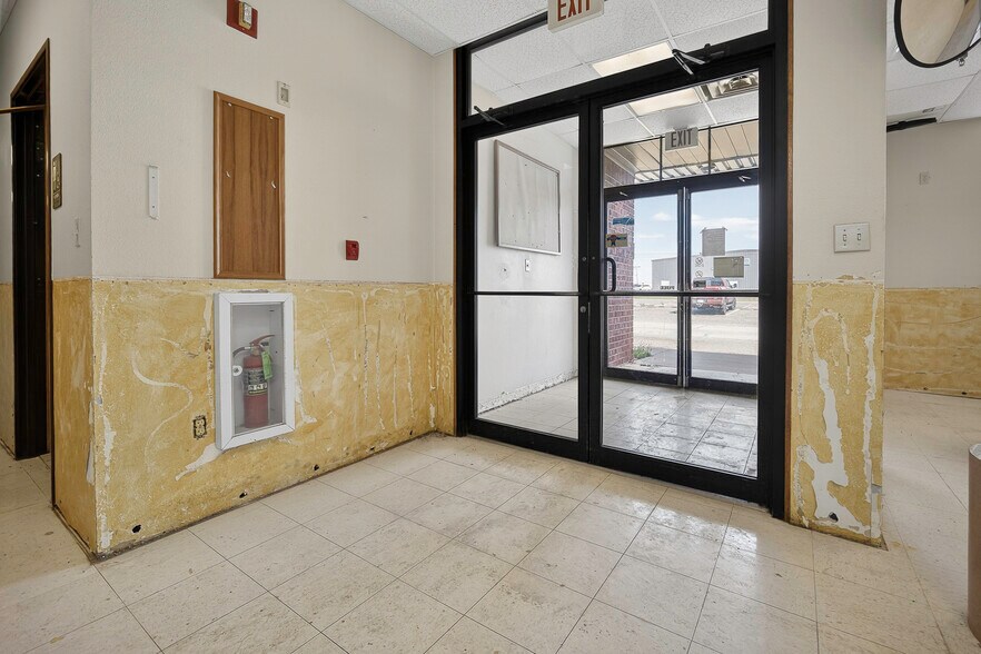 More Photos Of 1400 N Kennedy Ave, Shawnee Office For Sale