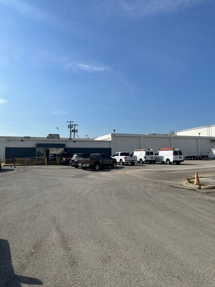 More Photos Of 812 E 9th St, Fort Worth Distribution For Lease