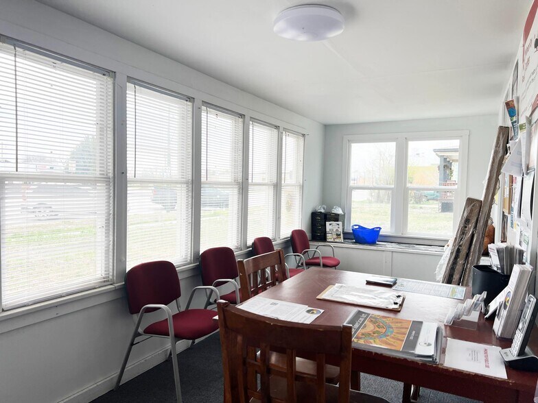More Photos Of 332 N Main St, Gordon Flex For Sale