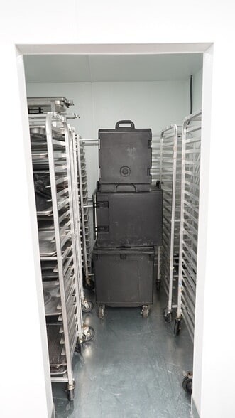 More Photos Of 16616 Ventura Blvd, Encino Restaurant For Lease