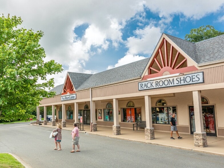 More Photos Of 278 Shoppes on the Parkway Rd, Blowing Rock Unknown For Lease
