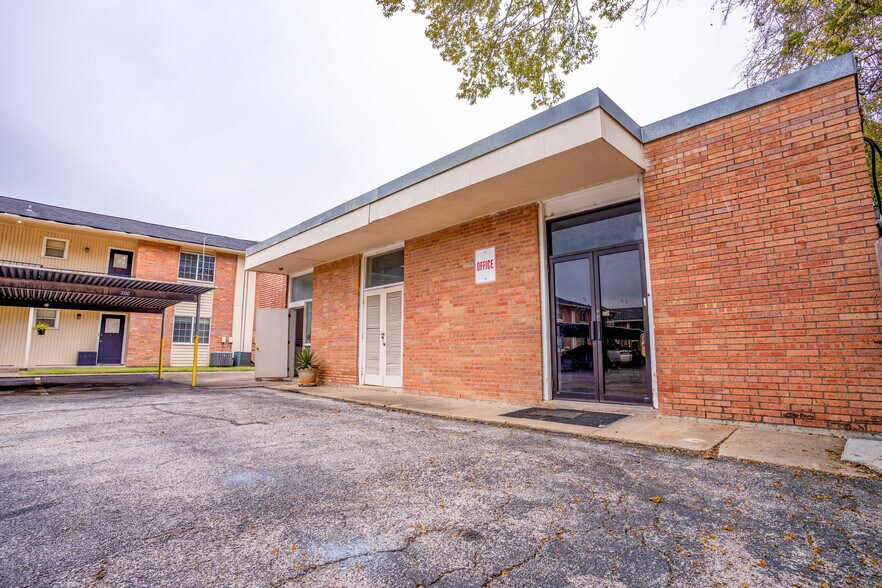 More Photos Of 1700 George Bush Dr, College Station Apartments For Sale