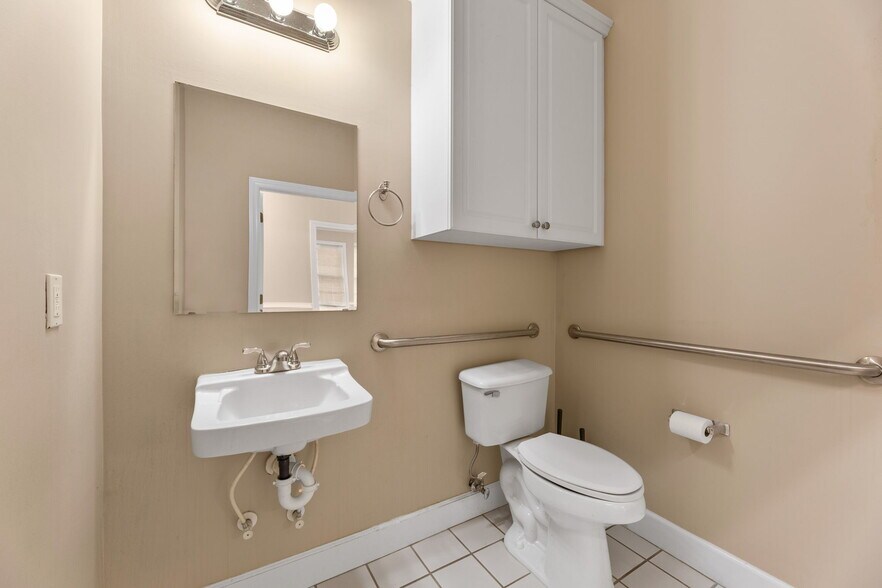 More Photos Of 3535 Roswell Rd, Marietta Business Park For Lease