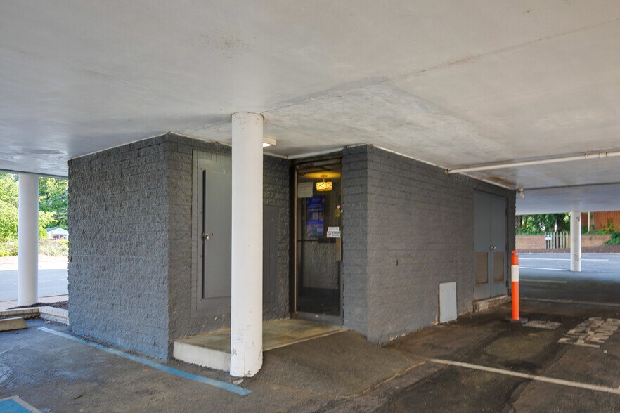 More Photos Of 1506 Staples Mill Rd, Richmond Office For Sale