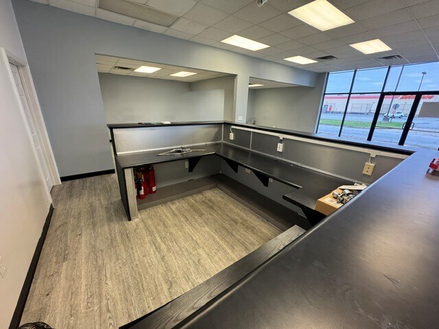 More Photos Of 1870 Midtown Dr, Columbus Flex For Lease