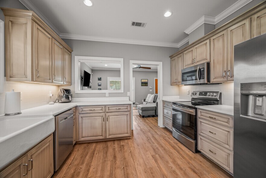 More Photos Of 10351 Chemstrand Rd, Pensacola Office For Sale