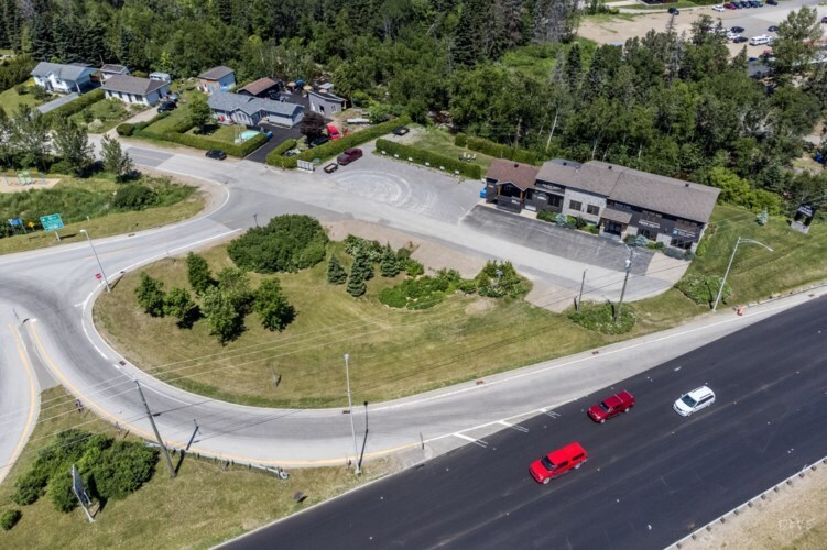 More Photos Of 2 Rue De L'usine, Baie-Saint-Paul General Retail For Sale