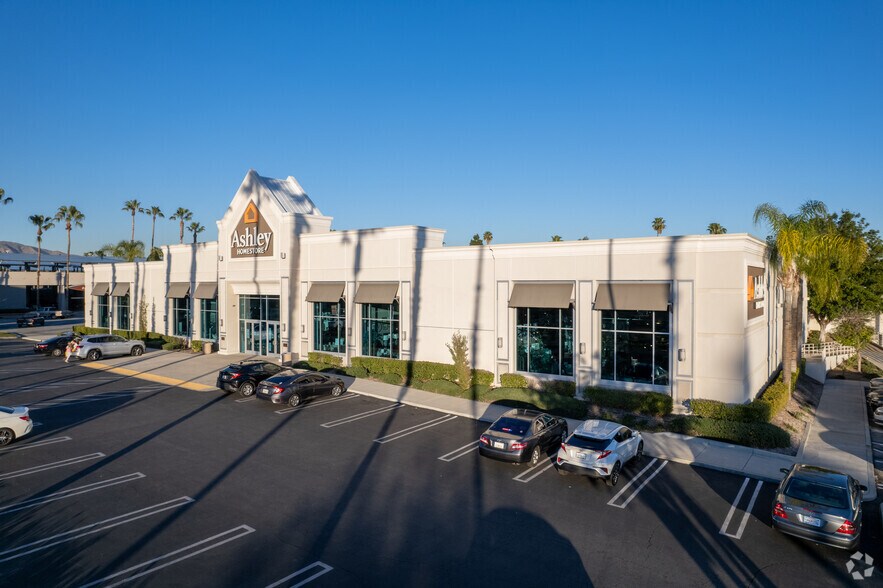 More Photos Of 9301 Tampa Ave, Northridge Unknown For Lease