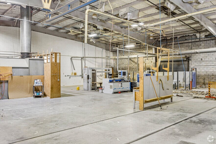 More Photos Of 740 NW Enterprise Dr, Port Saint Lucie Manufacturing For Lease