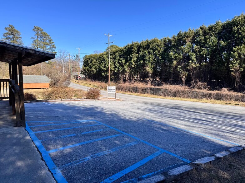 More Photos Of 816 Brooklyn Ave, Hendersonville Storefront Retail Office For Lease
