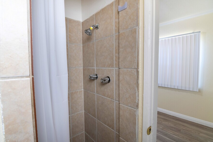 More Photos Of 1930 S Oxford Ave, Los Angeles Apartments For Sale